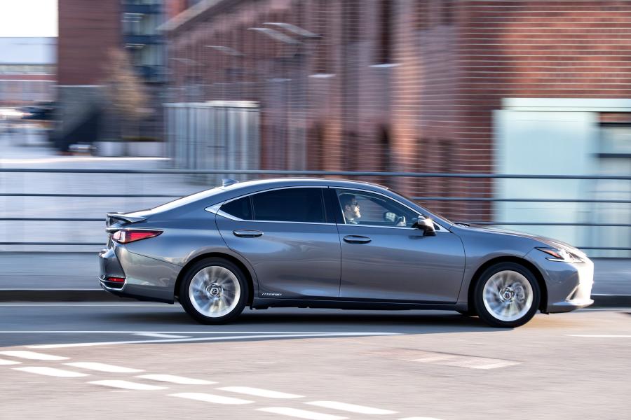  Lexus ES300h 2019 года  (UK) (фото 22 из 30)